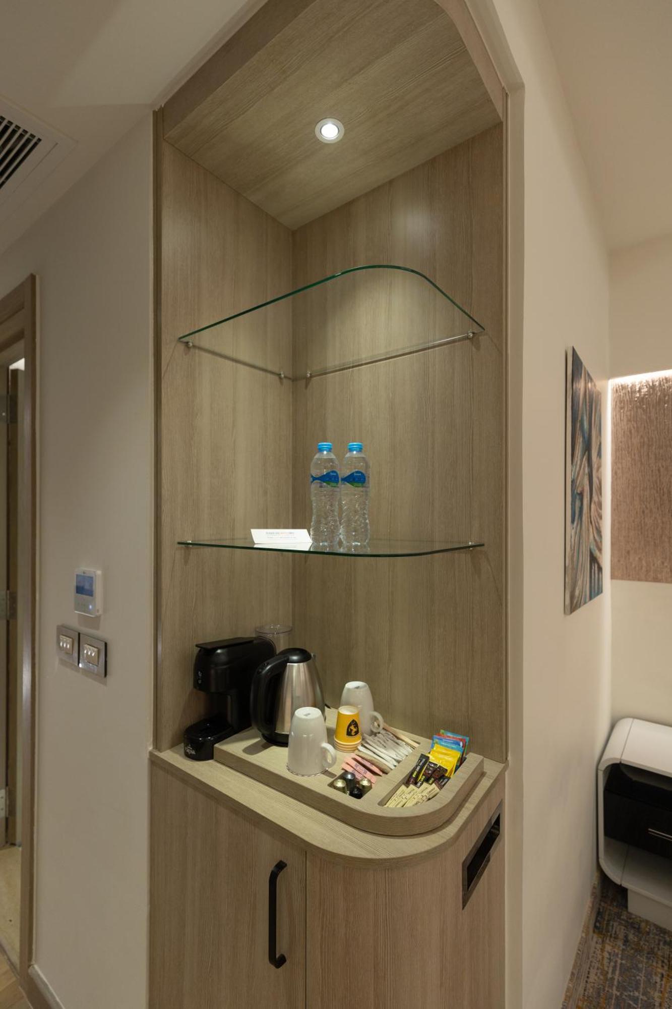 Mirage Hotel & Conference Center Alexandrie Extérieur photo A typical hotel room wet bar
